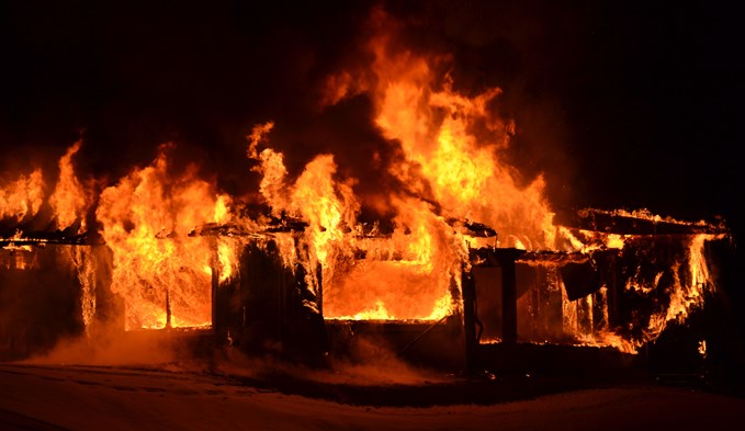 70 Feuerwehrleute versuchten in der Nacht von Montag auf Dienstag, das Feuer beim Golfrestaurant Sempachersee in Hildisrieden in den Griff zu kriegen. (Foto zVg)