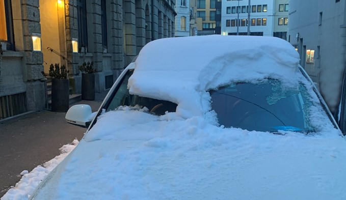 … oder verschneite Autoscheiben unbedingt gereinigt werden. (Foto Luzerner Polizei)