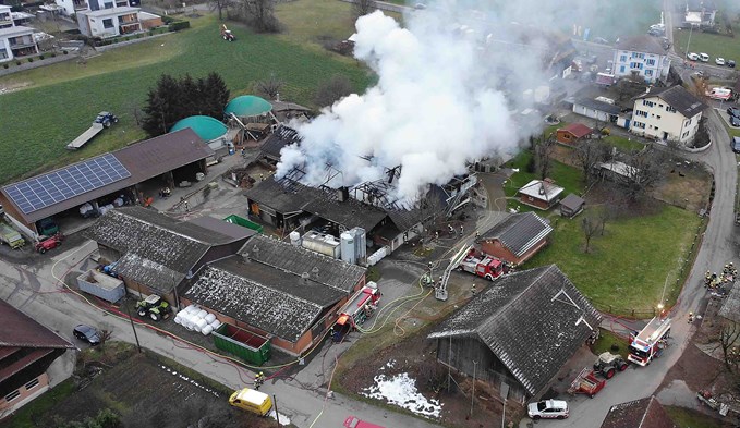 Die Brandstelle in Bognau von oben.  (Foto Drohne-air-media.ch )