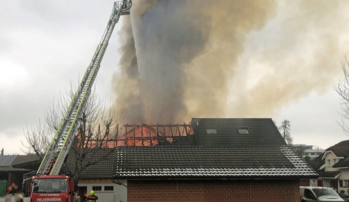 Am Dienstag, 5. Januar, brannte eine Scheune in Bognau.  (Foto zvg)