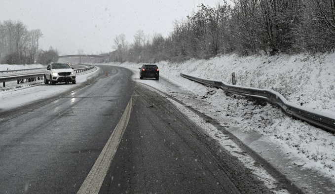Dass Heck des Personenwagens brach auf der leicht schneebedeckten Fahrspur aus. (Foto Luzerner Polizei)