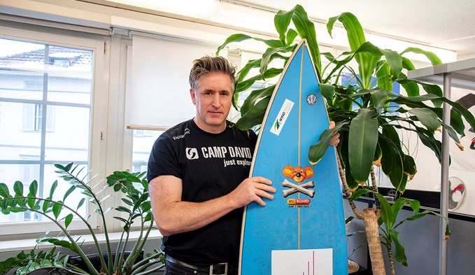 Mike Martin lässt das Strandfeeling in seinem Reisebüro in Sursee aufleben. (Foto Thomas Stillhart)