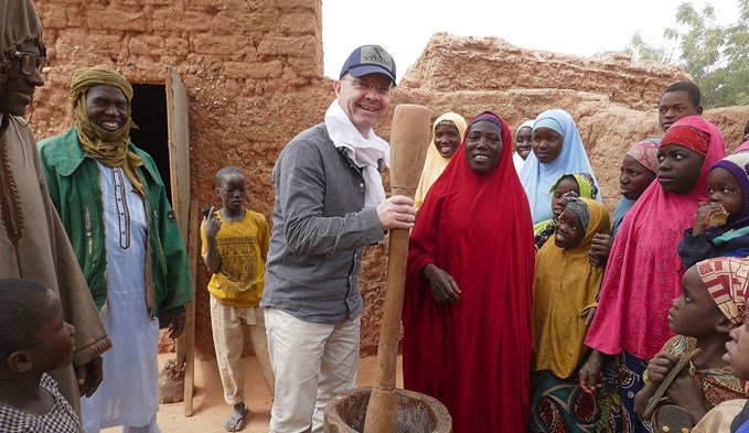 Jan Probst besucht in seiner Funktion als Geschäftsführer von Kirche in Not Projekte, die das Hilfswerk unterstützt. Auf dem Bild traf er 2019 Frauen in Niger.  (Foto zVg)