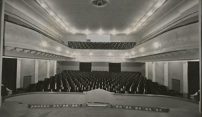 Die Sicht von der Bühne in den Zuschauerraum im Stadttheater, das 1926 erbaut wurde.  (Foto Stadtarchiv Sursee)