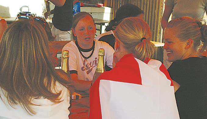 Lara Dickenmann (rechts) wurde 2002 mit dem FC Sursee erstmals Schweizer Meister.  (Foto suwo/archiv)