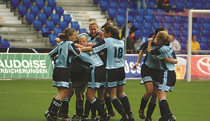 Im Cupfinal 2002 schlug der FC Sursee den bisher übermächtigen FC Bern. Lara Dickenmann (ganz rechts) stand in der Startelf.  (Foto suwo/archiv)