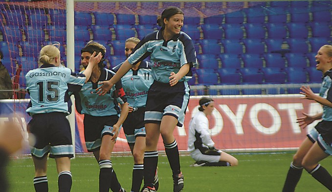 Lara Dickenmann (ganz rechts) feierte mit dem FC Sursee den Cupsieg 2002.  (Foto suwo/archiv)