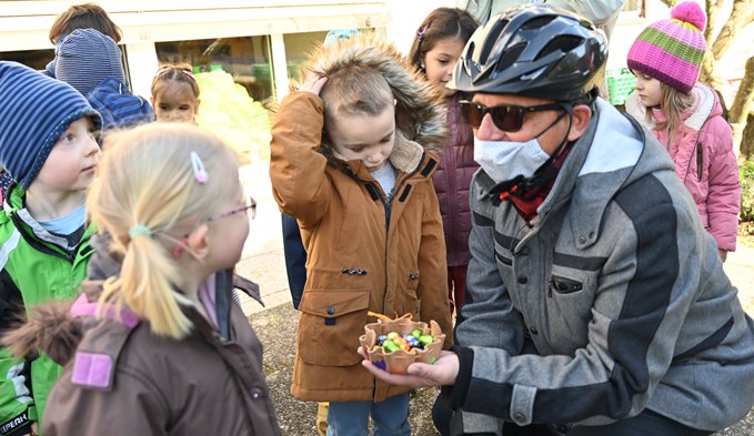 Bischof Felix Gmür verteilt den Surseer Kindern etwas Süsses.  (Foto Werner Mathis)