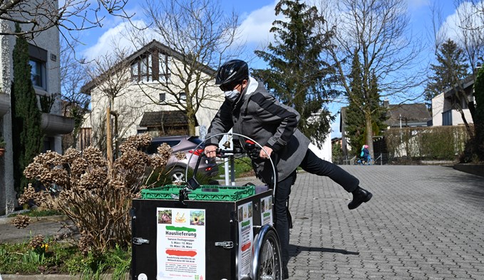 Bischof Felix Gmür schwingt sich auf das E-Bike.  (Foto Werner Mathis)