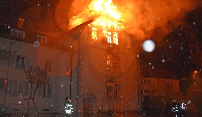 Der Dachstock eines Mehrfamilienhauses ging in der Nacht von Sonntag auf Montag in Rickenbach im Ortsteil Pfeffikon in Flammen auf. (Foto zvg)