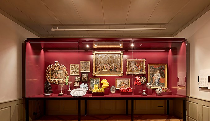 Ausstellungsansicht «Sursee: erleben» mit Hinterglasmalereien, Keramiken und Goldschmiedekunst.  (Foto Mark Niedermann)
