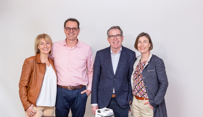 Zwei Familienunternehmen sind eins: Ursula Düring, Patrick Düring, Bruno Frey und Astrid Frey (v. l.). Das Bild ist Corona-konform eine Fotomontage. (Foto Roger Landolt/zVg)