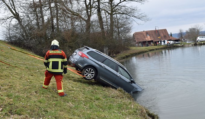 Mit einer Seilwinde barg die Feuerwehr Büron-Schlierbach das Auta aus dem Gewässer. (Bild Luzerner Polizei)