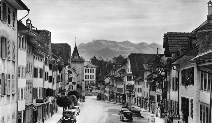 In den 1940er-Jahren wuchsen im Sempacher Städtli noch Bäume am Strassenrand. (Foto zVg)