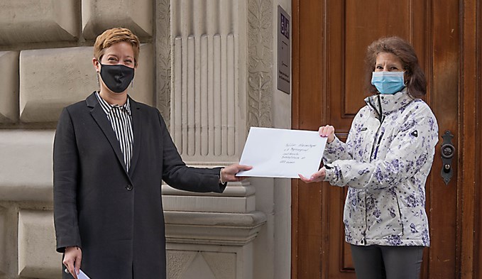Amanda Suter (links) übergibt die Petition an Judith Lipp von der Staatskanzlei Luzern. (Foto zvg)