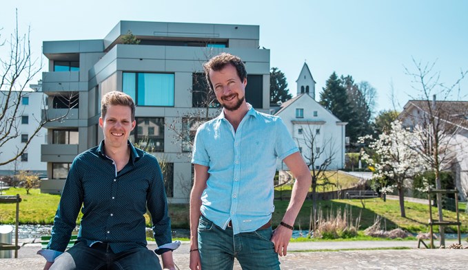 Raphael Egli (links) und Stephan Hunziker wollen mit ihrem Start-up das Rekrutieren von Mitarbeitenden neu denken. (Foto Dominique Moccand)