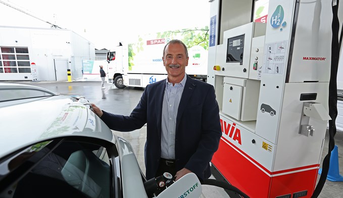 Urs Schmidli, CEO der Schätzle AG tankt den mit Wasserstoff betriebenen Hyundai Nexo.  (Foto Ana Birchler-Cruz)