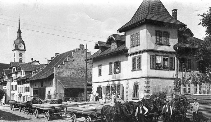 Die Städtli-Chäsi in der Sempacher Oberstadt wurde 1894 gebaut. Auf dem Foto von 1915 fand gerade eine Käsefuhr statt. (Foto Stadtarchiv Sempach)