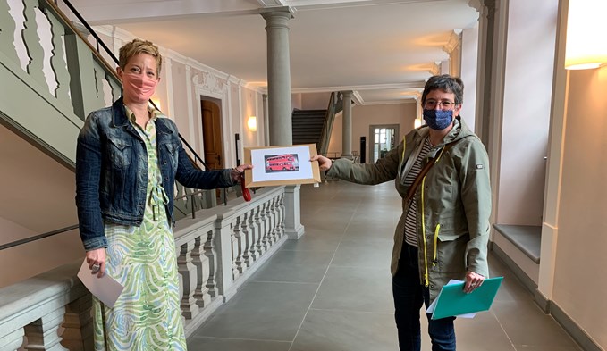 Fanny Nüssli (rechts) übergibt die Petitionsbögen an Judith Lipp, Rechtskonsulentin des Regierungsrats. (Foto Livia Kurmann)
