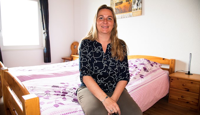Simone Habermacher vom Zopfenberg in Schenkon auf dem Bett ihrer vermieteten Wohnung in der alten Käserei. (Foto STI)
