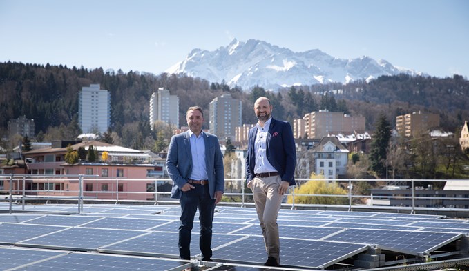 CKW wächst mit dem Kauf von Solarville AG im Solarbereich: Thomas Bachmann (links), CEO Solarville, und Linus Gähwiler, Leiter Geschäftsbereich Gebäudetechnik bei CKW. (Foto zvg)