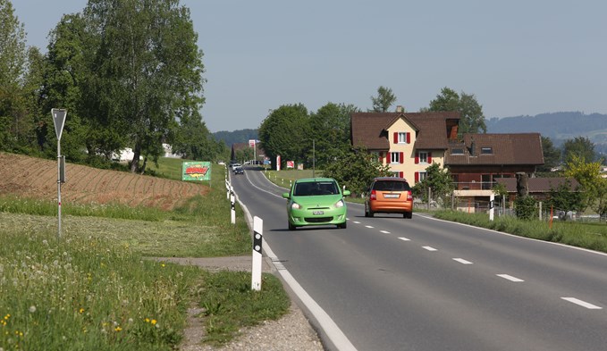 Die Platzverhältnisse auf der Kantonsstrasse zwischen Neuenkirch und Nottwil sind eng. (Foto ana/Archiv)