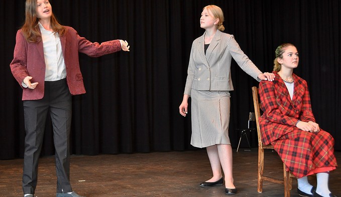 Vorspiel in Faust: Diskussion unter dem Schauspieler, dem Direktor und dem Autor. Foto: David Lienert (Foto David Lienert)