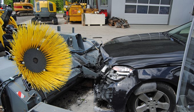 Das Auto prallte unter anderem in eine Traktorschaufel und einen Dekobaum.  (Foto Luzerner Polizei)