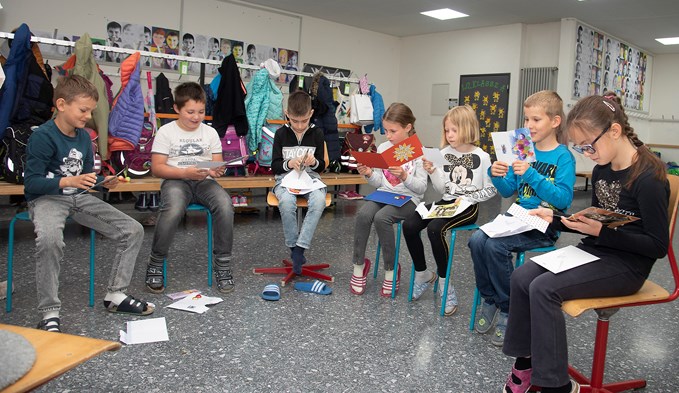 Die Kinder lesen die Antwortbriefe der Pro-Audito-Mitglieder.  (Foto Thomas Stillhart)