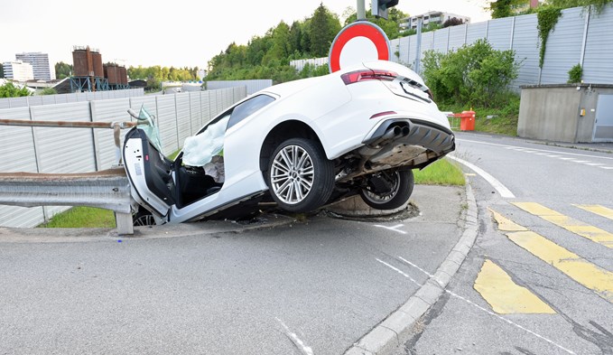Ein Unfallauto in Emmenbrücke wäre beinahe über die Autobahnböschung gekippt. (Foto zvg Luzerner Polizei )