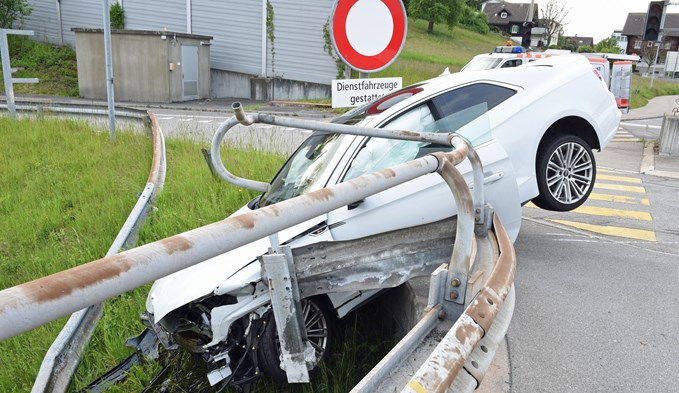 Spuren einer Irrfahrt: Unfallauto in Emmenbrücke. (Foto zvg Luzerner Polizei)