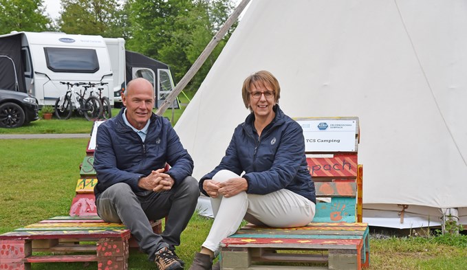 Sie freuen sich auf ihre Rente: Beat und Eva Herzog geben die Campingleitung des TCS Camping Sempach aus Alters- und Gesundheitsgründen Ende Mai ab. (Foto Sarah Amrein)