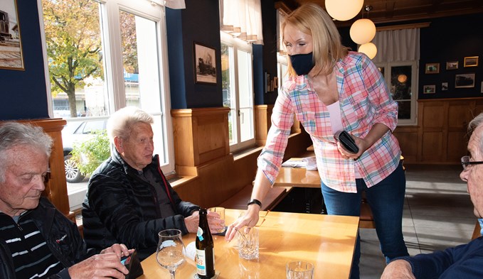 Nun dürfen Gäste wieder in den Innenbereichen von Restaurants, Bars und Cafés konsumieren. (Foto Livia Kurmann/Archiv)