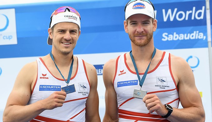 Roman Röösli (links) und Barnabé Delarze freuen sich über die Silbermedaille. (Foto Swiss Rowing/Detlev Seyb)