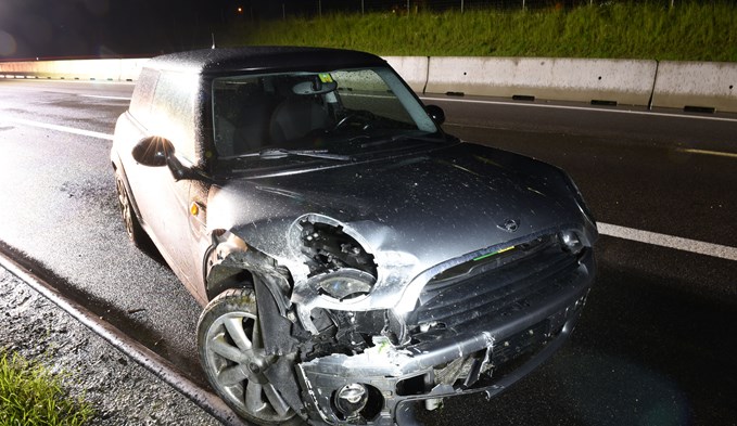 Ein 41-jähriger Mann verlor auf der A2 die Kontrolle über sein Auto, welches ins Schleudern kam und gegen die Randleitplanke prallte. (Foto Luzerner Polizei)