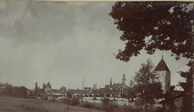 Blick von der Wilematt zum Unteren Graben im Jahr 1908. Links das Untertor, rechts der Diebenturm. (Foto Stadtarchiv Sursee/Sammlung Korporation Sursee)