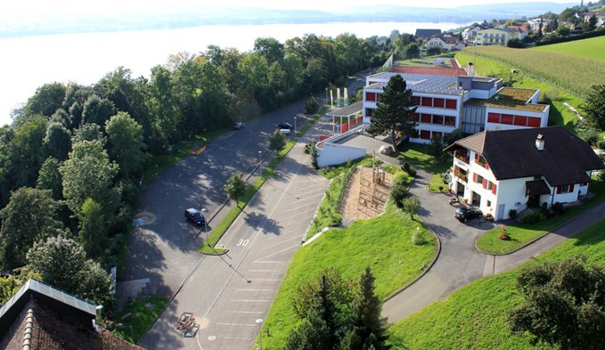 Die Gemeinde Eich ist als Energiestadt zertifiziert (im Bild das Schulhaus mit Photovoltaikanlage). (Foto zVg)