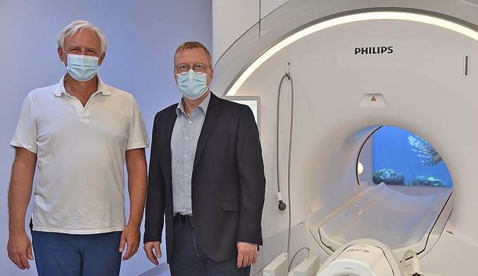 Michael Kaltefleiter, ärztlicher Leiter der MIL AG (links), und Andreas Falk, Standortleiter Radiologie am Luks Sursee, vor dem hochmodernen Magnetresonanztomografen. (Foto Daniel Zumbühl)