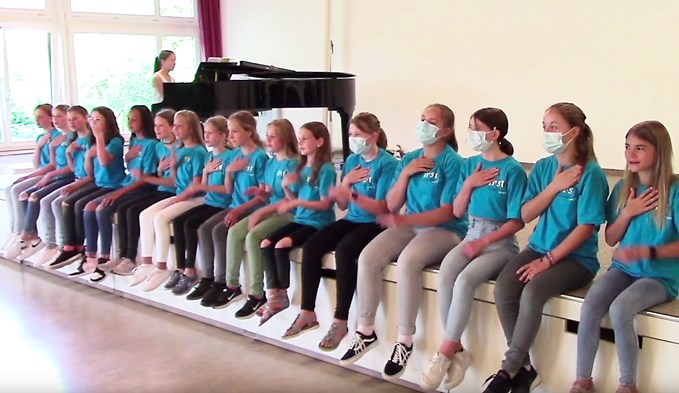 Die jungen Sängerinnen beginnen das Sommerkonzert der Musikschule Triengen.  (Bildschirmfoto red)