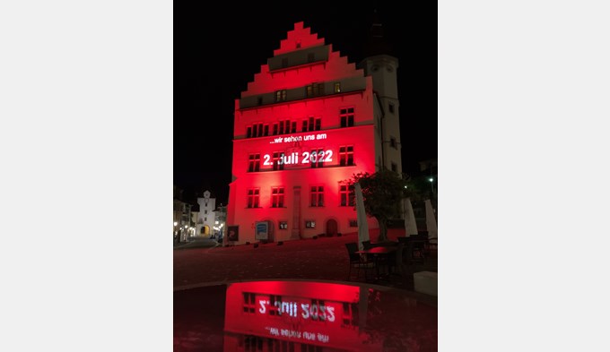 «Wir sehen uns am 2. Juli 2022» ist ans Rathaus in Sursee projiziert.  (Foto zvg)