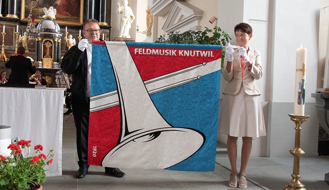 Die beiden Fahnenpaten Hedy Ruch und Max Haas entrollten die neue Fahne  (Foto Thomas Stillhart)