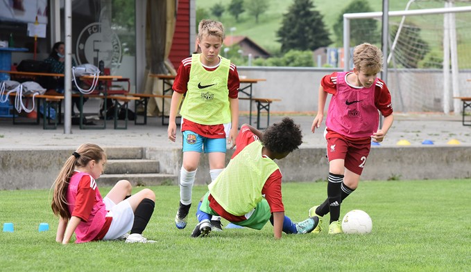 Die Kinder spielten Fussball auf dem Fussballplatz Schäracher.  (Foto Thomas Stillhart)