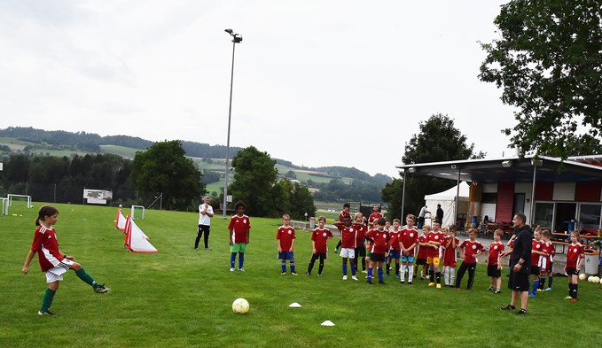 27 Kinder nahmen am Kids-Day des FC Triengen teil.  (Foto Thomas Stillhart)
