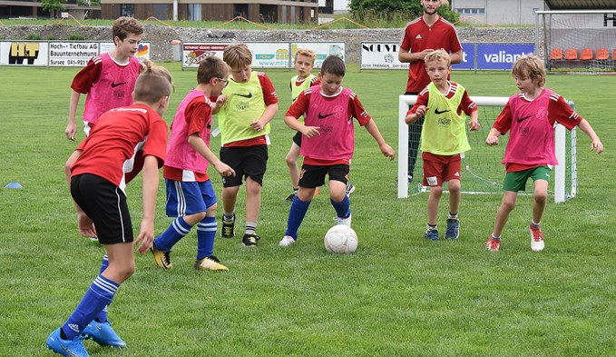 Auf dem Erlebnisparcours des Kids-Day des FC Triengen.  (Foto Thomas Stillhart)