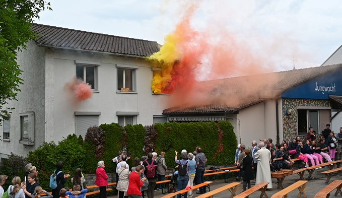 Am Sonntag nahm die katholische Kirchgemeinde Sursee Abschied von ihrem alten Pfarreiheim. Der Schlusssegen wurde von farbigem, knallendem Rauch begleitet. (Foto Werner Mathis)