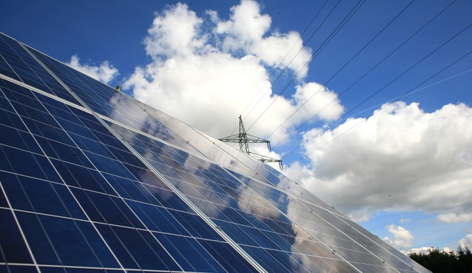 Photovoltaik ist eine Möglichkeit, den Energiehaushalt des Eigenheim mitzugestalten. (Foto Rainer Sturm/Pixelio)