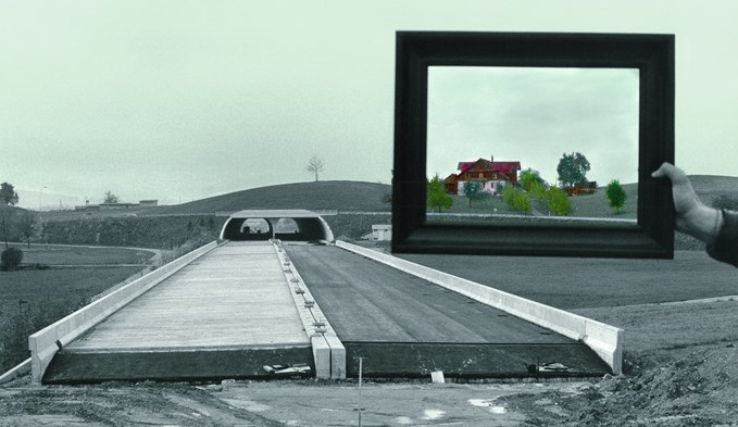 Hanspeter Dahinden fotografierte im September 1979 den Bau der Autobahn bei Mariazell und hielt im Rahmen den Moränenhügel mit dem Bauernhof vor Baubeginn als Vergleich hin.  (Foto Hanspeter Dahinden)