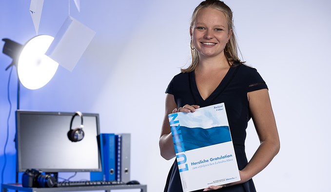 Céline Burkard strahlte an der Lehrabschlussfeier im Berufsbildungszentrum Sursee über ihre Note von 5,8.  (Foto zvg)