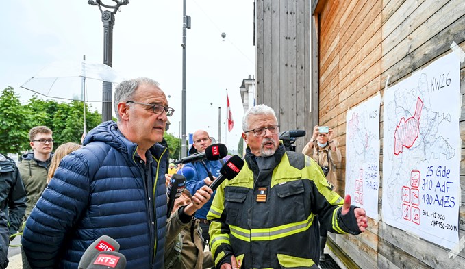 Feuerwehrinspektor Vinzenz Graf erläutert Bundespräsident Guy Parmelin die Situation in der Stadt Luzern. (Foto zvg)