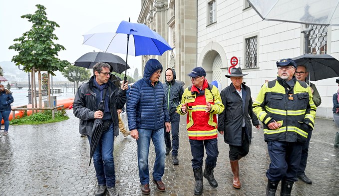 Feuerwehrkommandant Theo Honermann führt Bundespräsident Guy Parmelin und die Medeinschaffenden durch die Stadt Luzern. (Foto zvg)